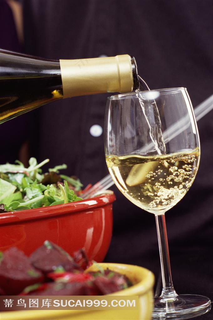 美酒广告香槟倒入高脚杯