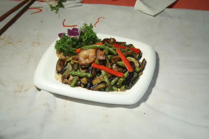腌肉豆角茄子18元