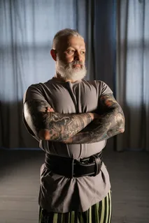 手臂纹身老人图片