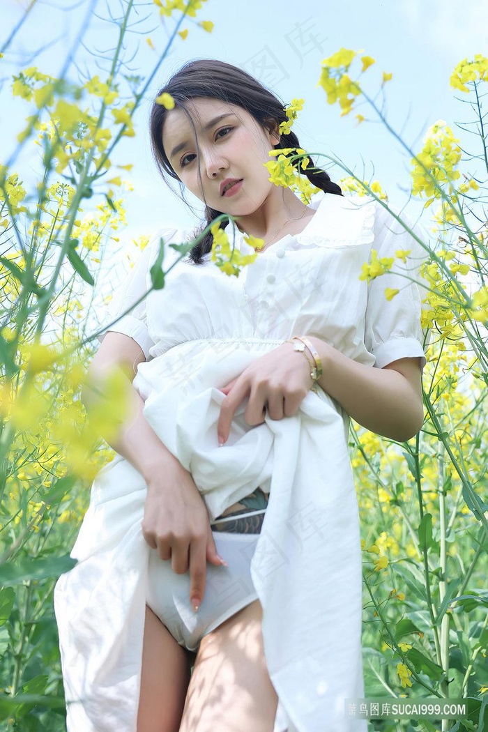 油菜花中的清纯美女模特夏西唯美女生户外写真图片