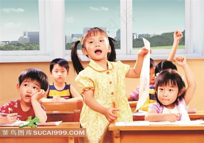 正在上课发言的孩子