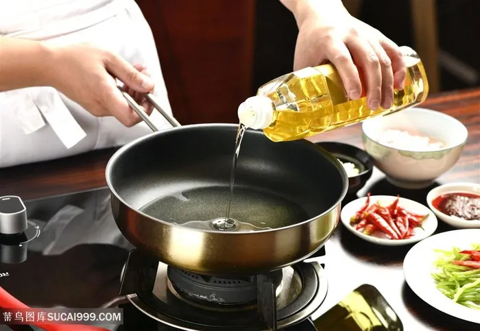炒菜倒油图片素材