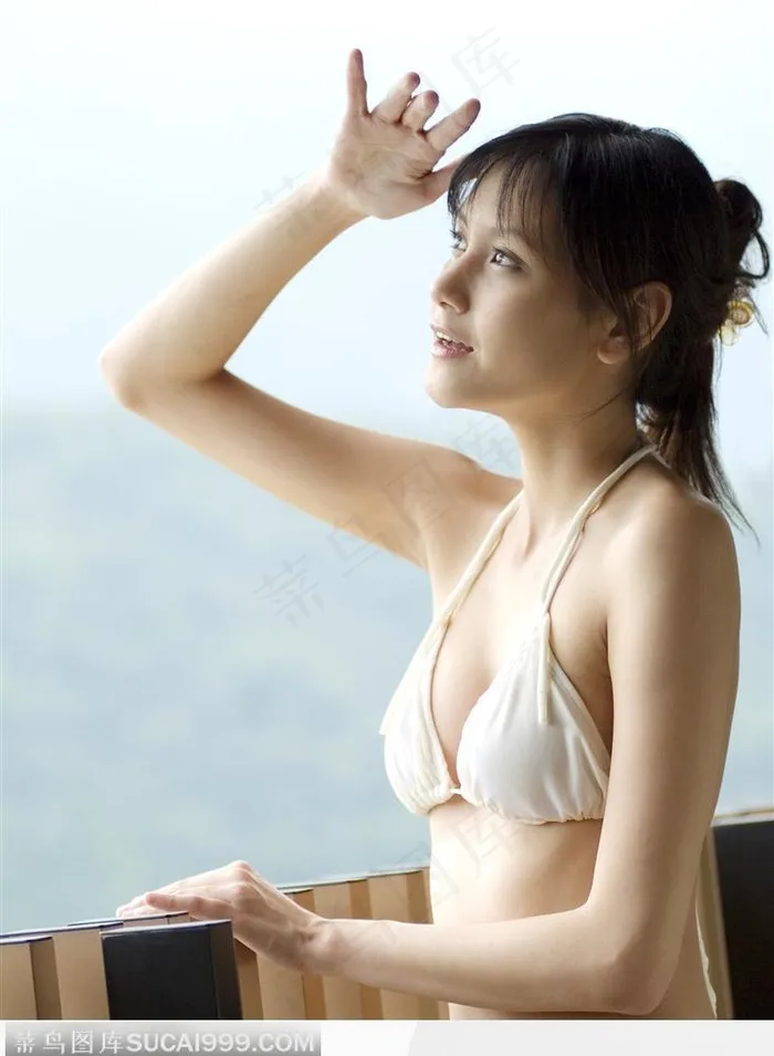 女性休闲SPA-阳光下的望远女子