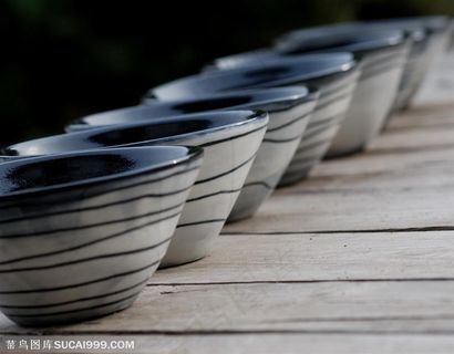 红和李作品 排列整齐的黑白釉瓷碗