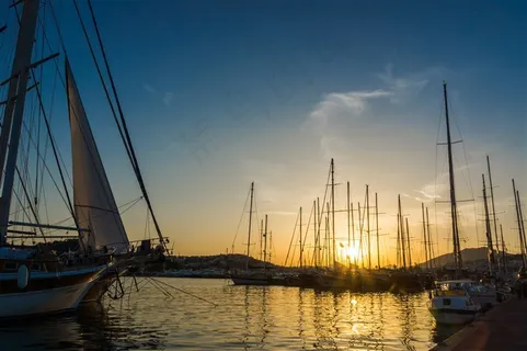 落日黄昏夕阳下的土耳其博德鲁姆海港唯美风光