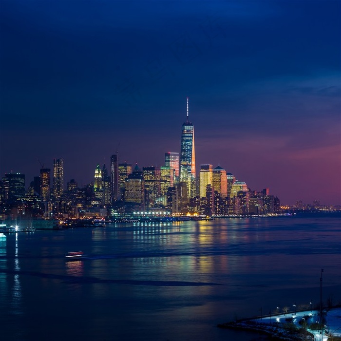 深蓝色天空下的港口城市夜景高清摄影