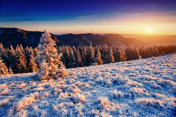 白雪皑皑的夕阳照射下的山顶