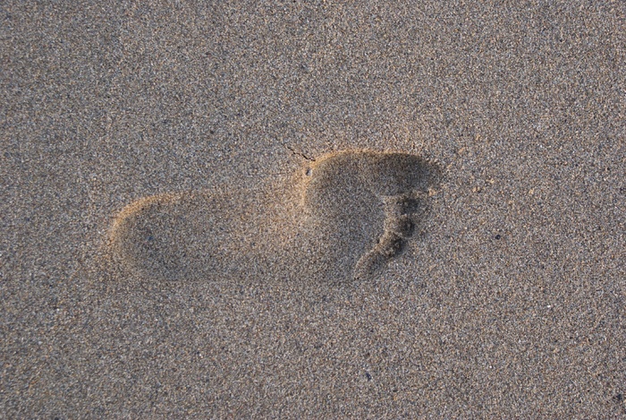 海滩沙滩脚印图片