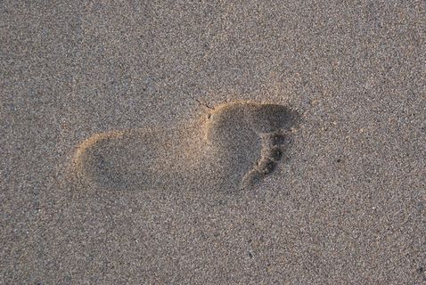 海滩沙滩脚印图片