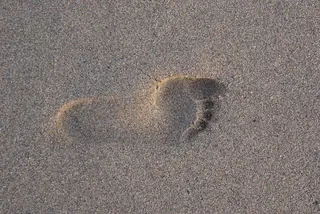 海滩沙滩脚印图片