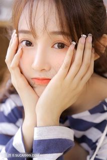 捧着脸的清纯美女特写图片