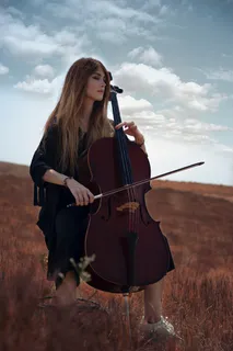 拉大提琴的美女图片 拉大提琴的美女图片