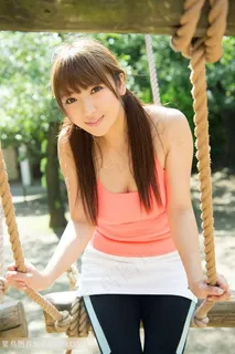 坐在秋千上的高清日本美女写真图片 坐在秋千上的高清日本美女写真图片