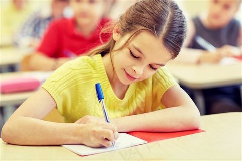 在教室里学习的小学生