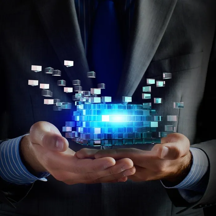 灰色西装男子的双手上的蓝色小球高清摄影