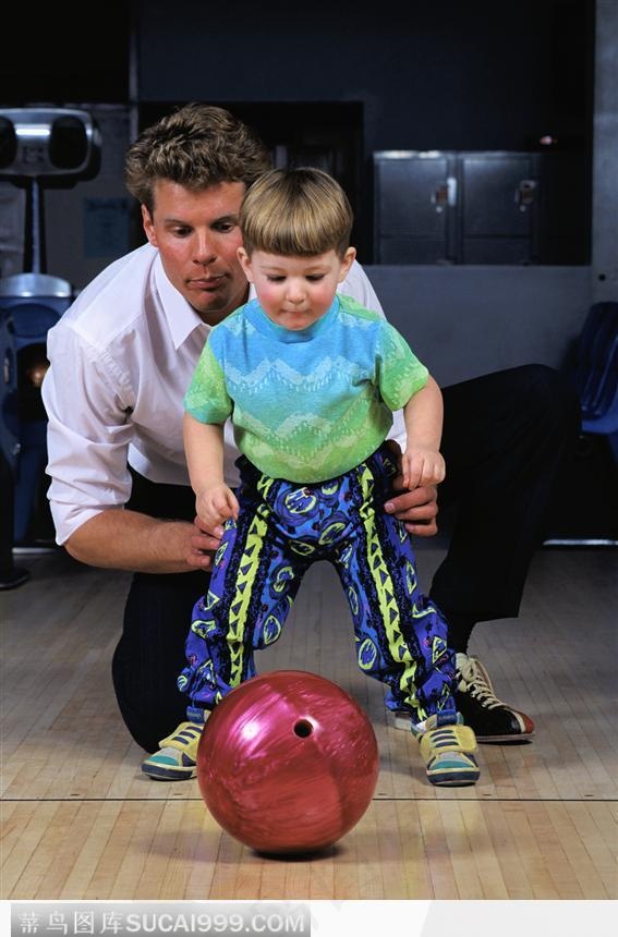 父亲教小孩玩球