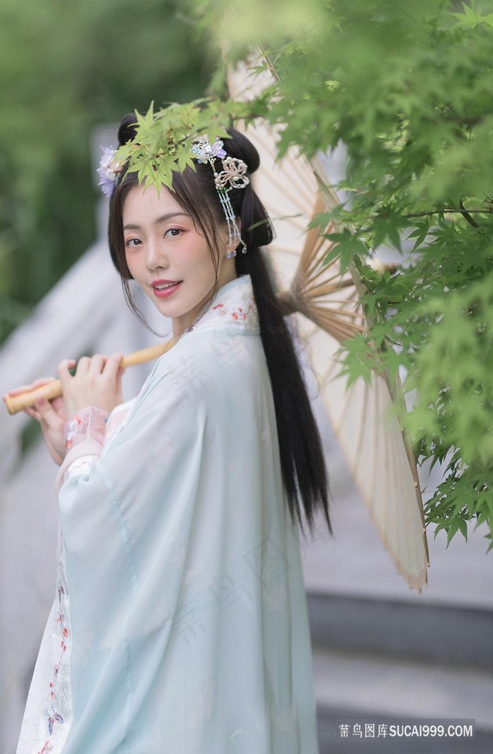 端庄的古装清纯美女户外摄影图片素材