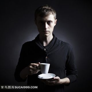 端咖啡杯与托盘的男人写真摄影高清图片