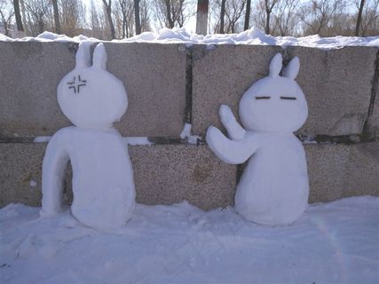 雪堆的可爱兔子