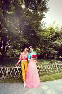 林间恋人婚纱照高清图