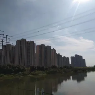 楼房与湖水高清图