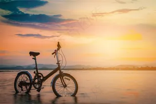 云朵下的自行车