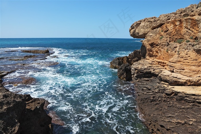 海岸礁石与辽阔的大海摄影高清图