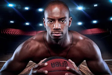 打篮球的肌肉男人图片