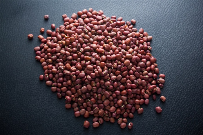 桌子上的一摊红豆