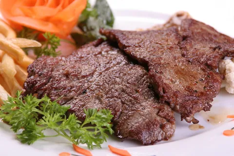 黑胡椒牛排-名典咖啡