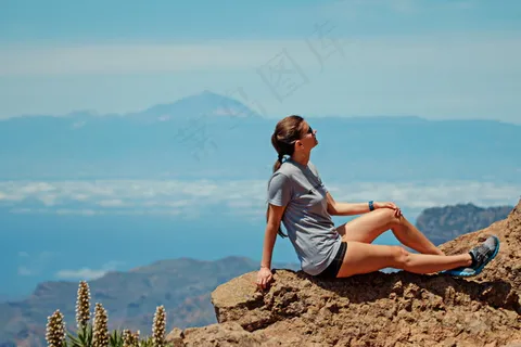 登山女孩图片 登山女孩图片