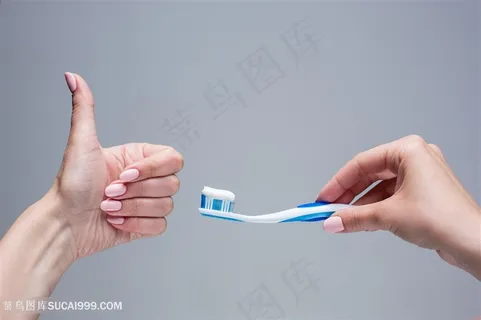 手拿牙刷竖拇指的图