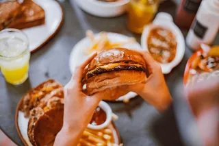 黄色美味汉堡摄影素材