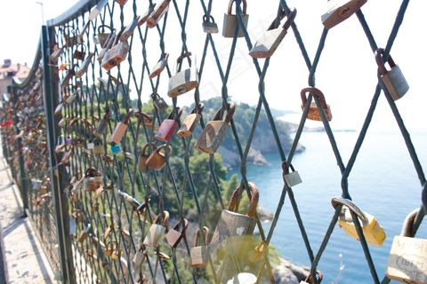 篱笆上挂锁图片