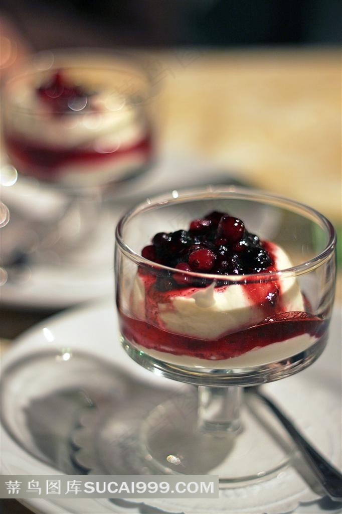 餐桌上的蓝莓酱雪糕高清摄影图片
