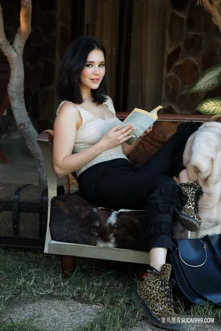 看书的欧美美女rapper图片