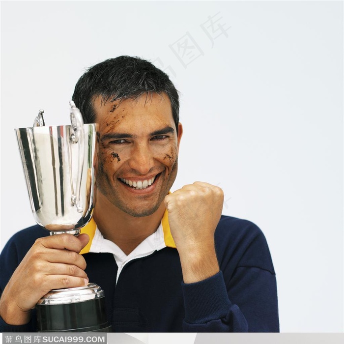 男运动员球员拿着奖杯做胜利的手势