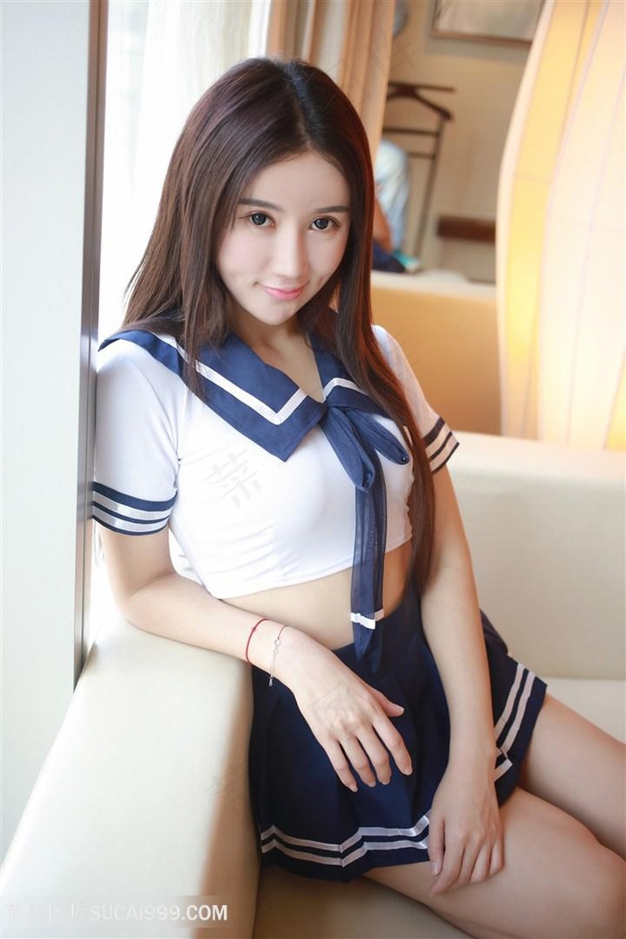 坐在沙发上的高清制服美女写真图片