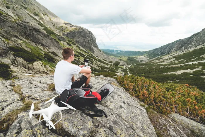 一个男人的背影图片