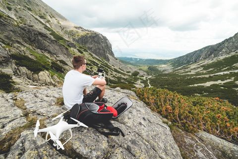 一个男人的背影图片