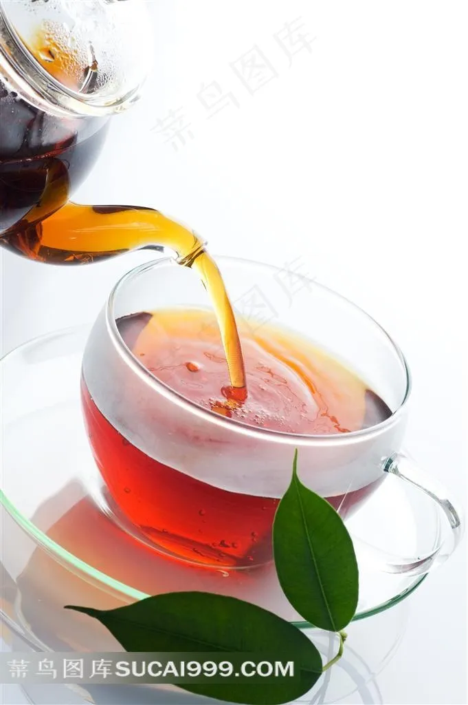 倒进茶杯的红茶和叶子