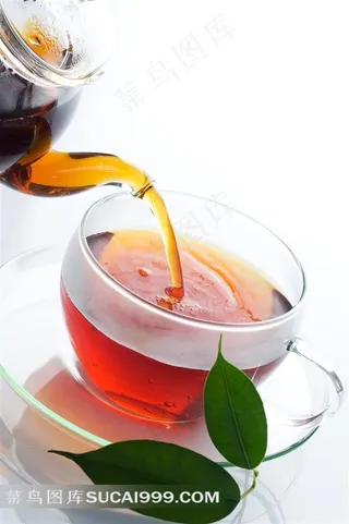 倒进茶杯的红茶和叶子