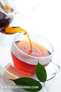 倒进茶杯的红茶和叶子 倒进茶杯的红茶和叶子