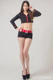 穿黑色短上衣和短裤的性感美女模特 穿黑色短上衣和短裤的性感美女模特