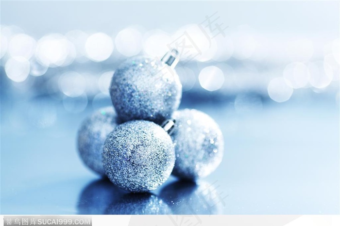 四个银色圣诞彩球图片素材