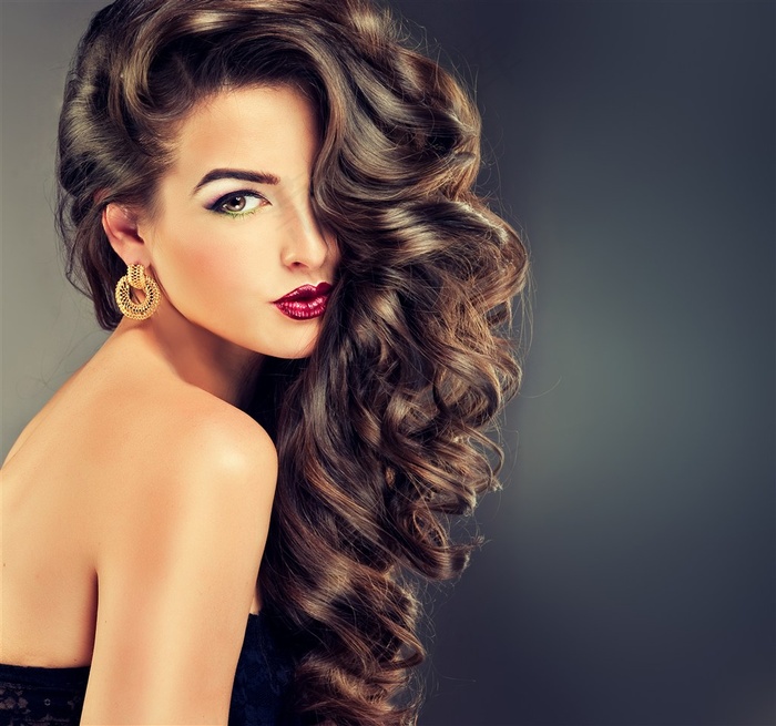 棕色卷发性感模特