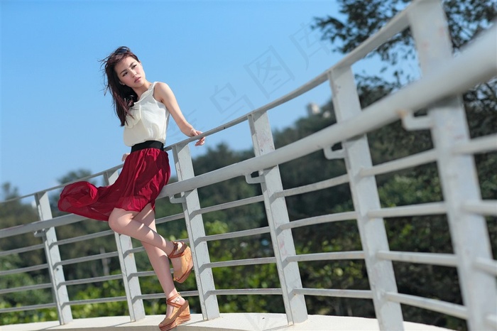 邻家女孩红裙飘飘芬芬写真大图