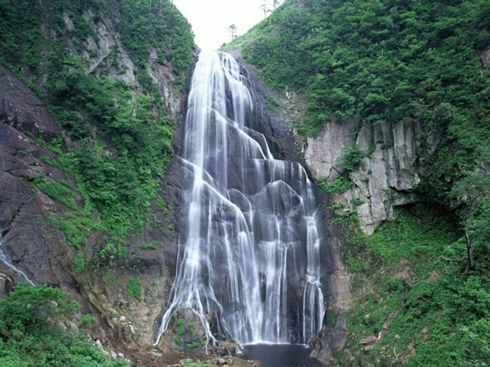 山顶上流下的瀑布