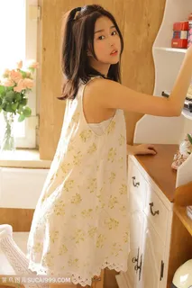 穿着长裙的*清纯美女图片