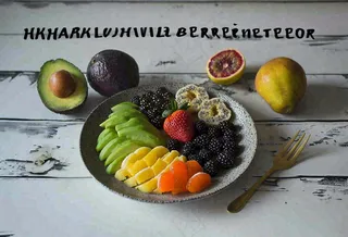 美食水果拼盘早餐沙拉咖啡，牛油果香蕉草莓奇异果果汁摄影图